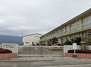 【小学校】中小学校まで950ｍ