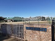 【中学校】小山市立間々田中学校まで400ｍ