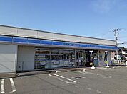 【コンビニエンスストア】ローソン 入間高倉四丁目店まで700ｍ