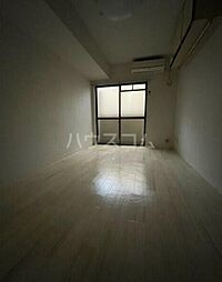 メゾン・ド・オヌール 315 1階ワンルームのリビング/ダイニング