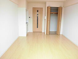 パサディナ・パーク 301 3階ワンルームのリビング/ダイニング