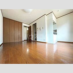 パイン・ヒル 202 2階ワンルームのリビング/ダイニング