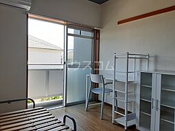 フレンドリーハウス 116 1階ワンルームのリビング/ダイニング