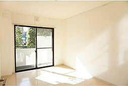 東急田園都市線 梶が谷駅 徒歩14分の賃貸マンション 1階1SLDKのリビング/ダイニング