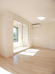 ロリンズ　ガーデン　III 102 1階1LDKのリビング/ダイニング