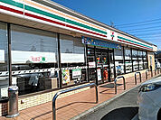 【コンビニエンスストア】セブン-イレブン伊勢崎境女塚店まで966ｍ