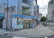 【コンビニエンスストア】ローソン 日本橋四丁目店まで898ｍ